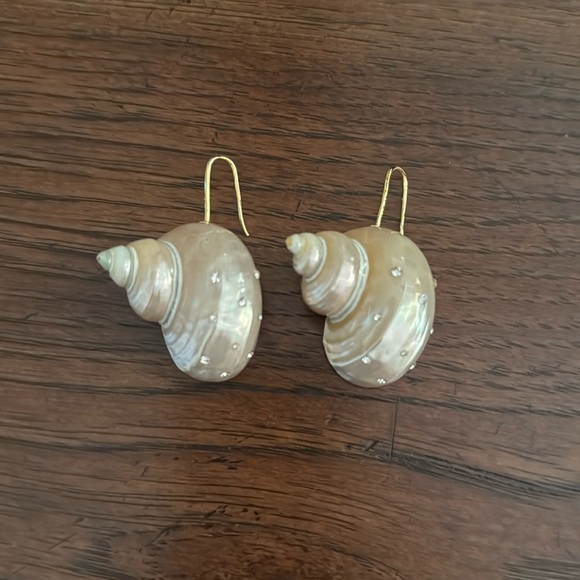 Tuckernuck Jewelry - Tuckernuck White Shell Earrings